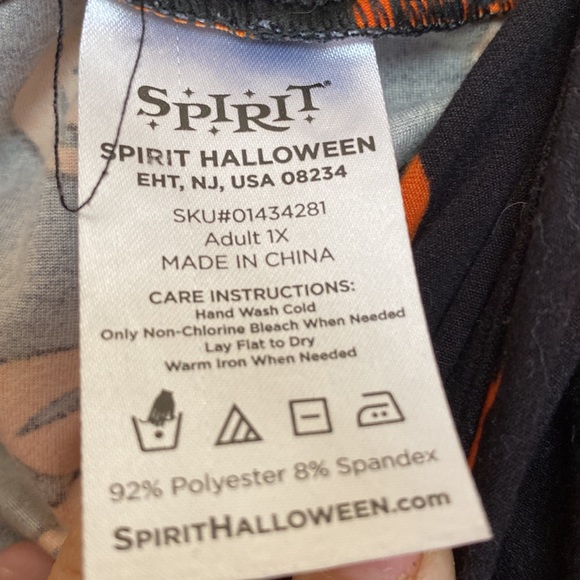 Leggings with pumpkin 🎃 faces on them - Picture 2 of 2